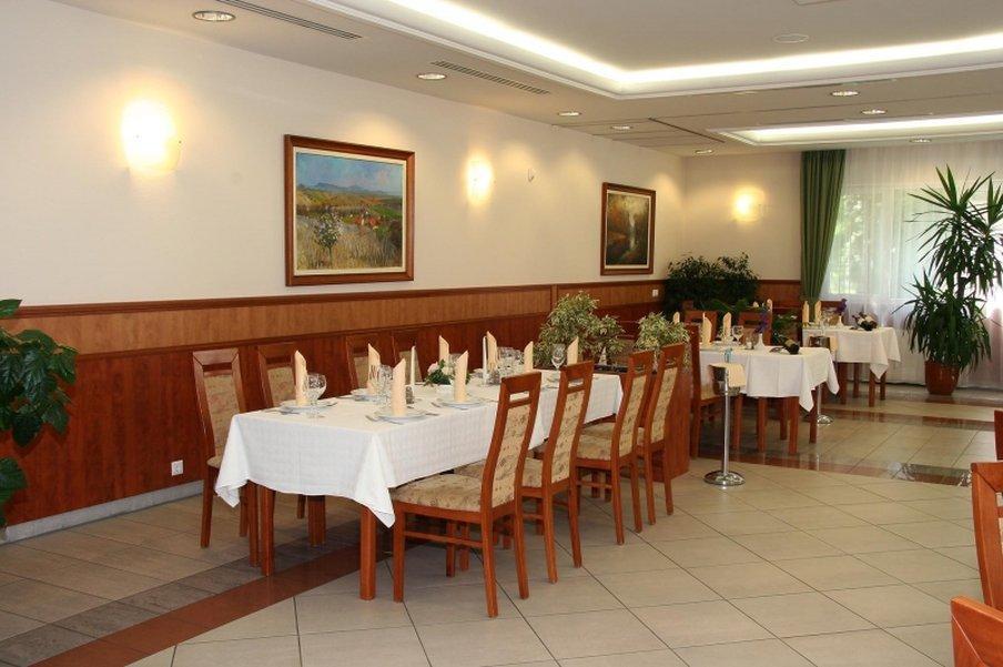 Garden Wellness Es Konferencia Отель