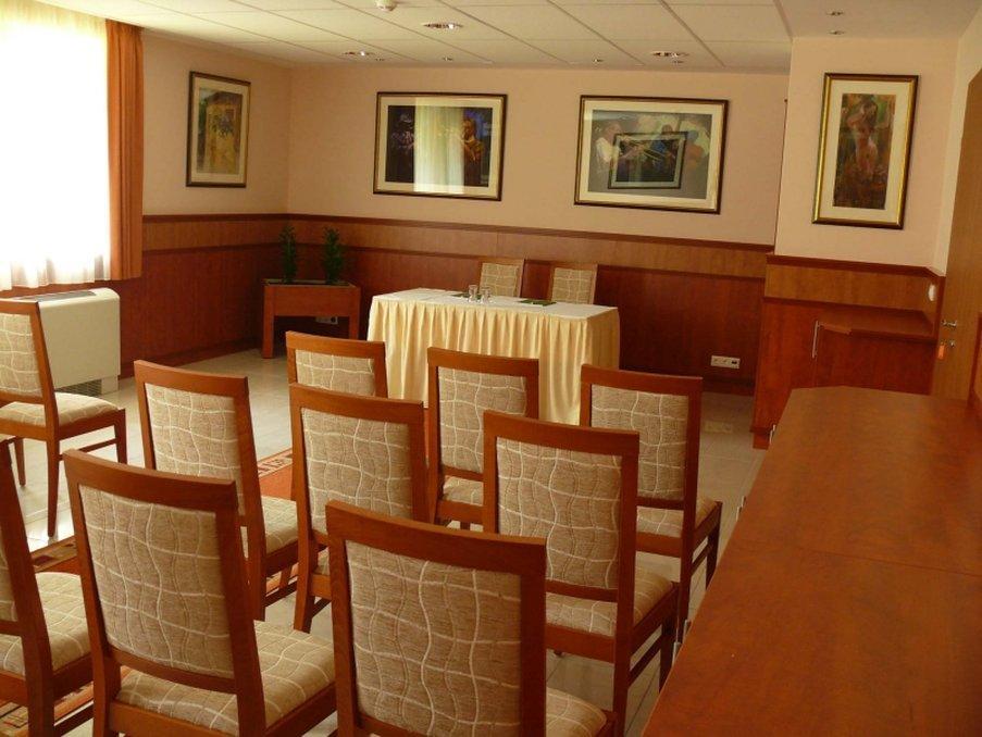 Garden Wellness Es Konferencia 4* Сольнок
